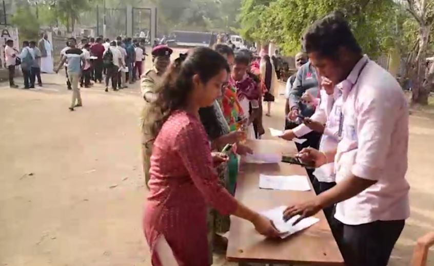 ಕಾಲು ಗೆಜ್ಜೆ ತೆಗೆದು ಪರೀಕ್ಷೆ ಬರೆದ ವಿದ್ಯಾರ್ಥಿನಿಯರು