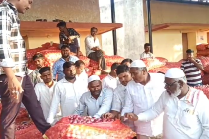 ಈರುಳ್ಳಿ ದರ ಕುಸಿತ: ರಸ್ತೆ ತಡೆದು ಪ್ರತಿಭಟಿಸಿದ ರೈತರು