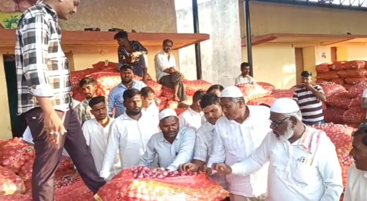 ಈರುಳ್ಳಿ ದರ ಕುಸಿತ: ರಸ್ತೆ ತಡೆದು ಪ್ರತಿಭಟಿಸಿದ ರೈತರು