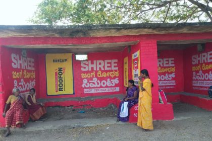 ಹದಗೆಟ್ಟಿರುವ ಬಸ್ ನಿಲ್ದಾಣದಲ್ಲಿ ಬಸ್ ಗಾಗಿ ಕಾದಿರುವ ಸಾರ್ವಜನಿಕರು.