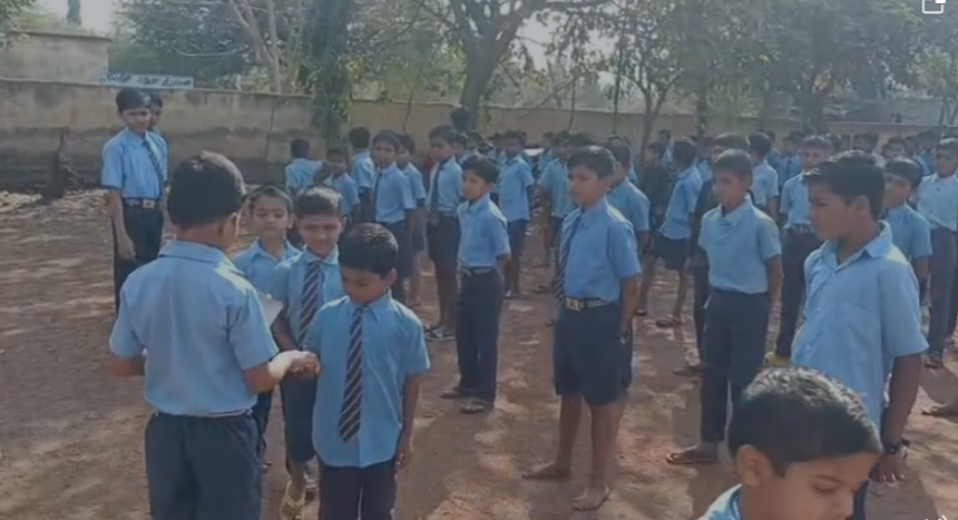 ಗಿಲ್ಲಿ ಗೆಲುವು : ಸಿಹಿ ಹಂಚಿ ಸಂಭ್ರಮ