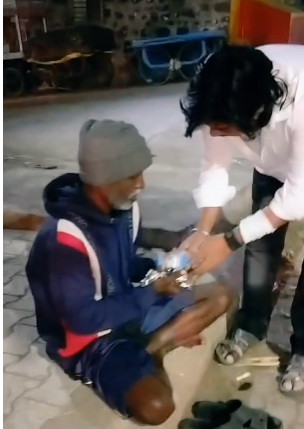 ಅಕ್ಷಯ್ ಮ್ಯಾಗೇರಿ ಅವರಿಂದ ಹಸಿದವರಿಗೆ ಅನ್ನದಾನ: ಮಾನವೀಯತೆ ಮೆರೆದ ಆಯೋಗದ ಅಧ್ಯಕ್ಷರು ಅಕ್ಷಯ್ ಮ್ಯಾಗೇರಿ ಅವರಿಂದ ಹಸಿದವರಿಗೆ ಅನ್ನದಾನ: ಮಾನವೀಯತೆ ಮೆರೆದ ಆಯೋಗದ ಅಧ್ಯಕ್ಷರು