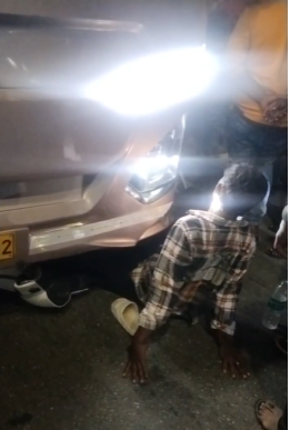 ಬಿ ಎಂ ರಸ್ತೆಯಲ್ಲಿ ಭೀಕರ ಅಪಘಾತ ಖಾಸಗಿ ಬಸ್ ಅಡಿಗೆ ಸಿಲುಕಿದ ದ್ವಿಚಕ್ರ ವಾಹನ ಬಿ ಎಂ ರಸ್ತೆಯಲ್ಲಿ ಭೀಕರ ಅಪಘಾತ ಖಾಸಗಿ ಬಸ್ ಅಡಿಗೆ ಸಿಲುಕಿದ ದ್ವಿಚಕ್ರ ವಾಹನ