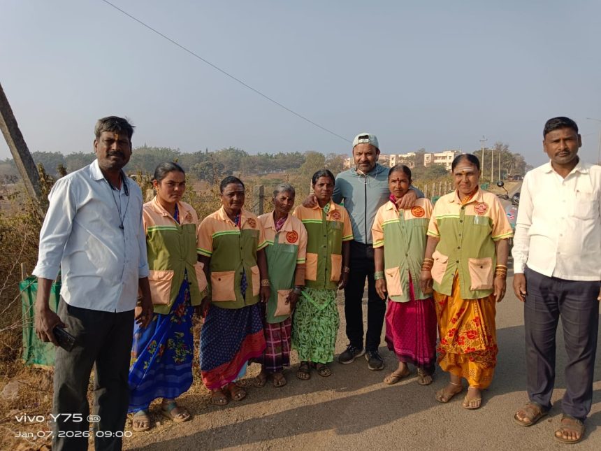 ಸಫಾಯಿ ಕರ್ಮಚಾರಿಗಳ ಜೊತೆ ಆತ್ಮೀಯವಾಗಿ ಕುಶಲೌಪಚಾರಿ ವಿಚಾರಿಸಿದ ಕಾರ್ಮಿಕ ಸಚಿವ ಸಂತೋಷ್ ಲಾಡ ಸಫಾಯಿ ಕರ್ಮಚಾರಿಗಳ ಜೊತೆ ಆತ್ಮೀಯವಾಗಿ ಕುಶಲೌಪಚಾರಿ ವಿಚಾರಿಸಿದ ಕಾರ್ಮಿಕ ಸಚಿವ ಸಂತೋಷ್ ಲಾಡ