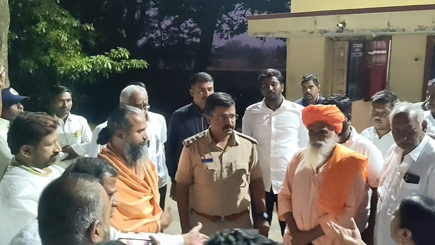 ಬಾಗಿಲು ತೆಗೆಯದ ಶಿವಯ್ಯ ಸ್ವಾಮಿ : ಸಂಸ್ಕಾರ ಹೀನ ಕಾರ್ಯವೆಂದ ಭಕ್ತರು.