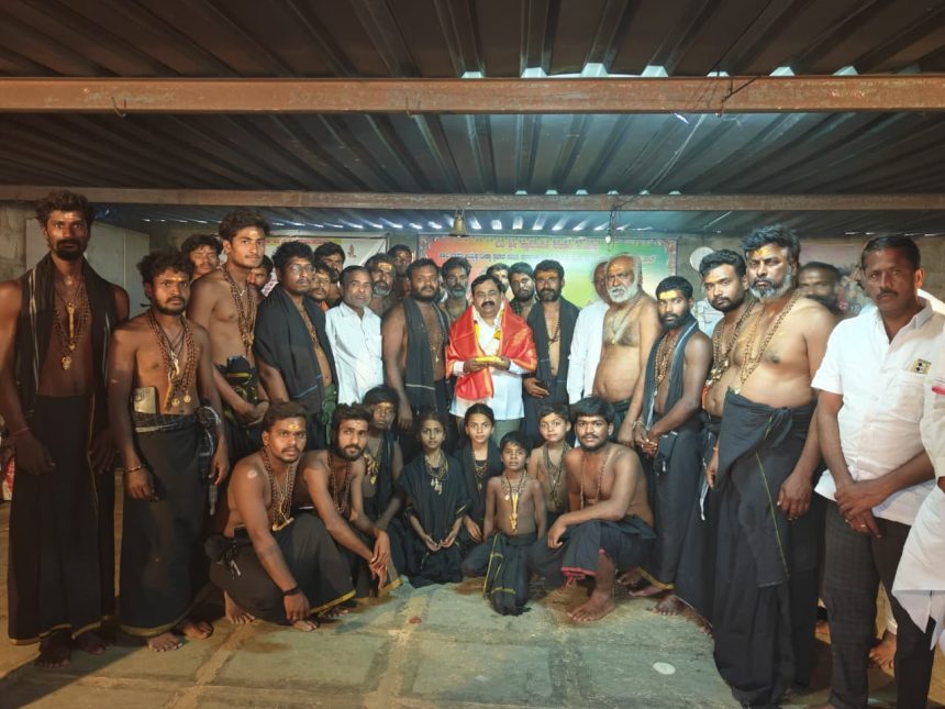  ಅಯ್ಯಪ್ಪ ಸ್ವಾಮಿ ದರ್ಶನಕ್ಕೆ ತೆರಳುವ ಸ್ವಾಮಿಗಳಿಗೆ ಶುಭ ಕೋರಿದ : ರಾಜಕುಮಾರ್ ಪಾಟೀಲ್ ತೆಲ್ಕೂರ