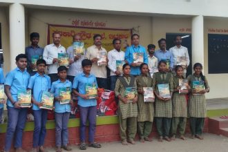ಇಟ್ಕಲ್ ಪ್ರೌಢ ಶಾಲೆಯ ವಿದ್ಯಾರ್ಥಿಗಳಿಗೆ ಪ್ರಶ್ನೋತ್ತರಗಳ ಪುಸ್ತಕ ವಿತರಣೆ