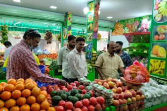 ಹೊಲ್ಸ್ಲ್ ವೆಜ್ ಮಾರ್ಕೆಟ್ ತರಕಾರಿ ಮತ್ತು ಹಣ್ಣು ಹಂಪಲು ಮಳಿಗೆ ಉದ್ಘಾಟಿಸಿದ  ಮಾಜಿ ಪಾಲಿಕೆ ಸದಸ್ಯ ಕೆ ನಾಗಭೂಷಣ್