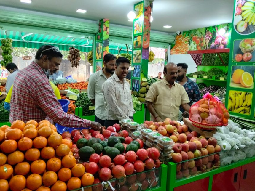 ಹೊಲ್ಸ್ಲ್ ವೆಜ್ ಮಾರ್ಕೆಟ್ ತರಕಾರಿ ಮತ್ತು ಹಣ್ಣು ಹಂಪಲು ಮಳಿಗೆ ಉದ್ಘಾಟಿಸಿದ  ಮಾಜಿ ಪಾಲಿಕೆ ಸದಸ್ಯ ಕೆ ನಾಗಭೂಷಣ್