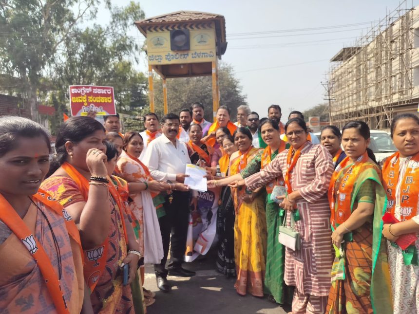 ಮಹಿಳೆಯನ್ನು ವಿವಸ್ತ್ರಗೊಳಿಸಿದ ಪೊಲೀಸರ ಮೇಲೆ ಸೂಕ್ತ ಕ್ರಮಕ್ಕೆ ಮನವಿ ಮಹಿಳೆಯನ್ನು ವಿವಸ್ತ್ರಗೊಳಿಸಿದ ಪೊಲೀಸರ ಮೇಲೆ ಸೂಕ್ತ ಕ್ರಮಕ್ಕೆ ಮನವಿ