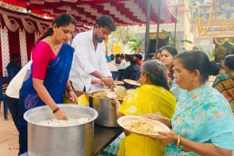 ಜಿಕೆಡಬ್ಲ್ಯೂ ಲೇಔಟಿನ ಶ್ರೀ ಬಲಮುರಿ ಗಣಪತಿ ದೇವಸ್ಥಾನದ ಕಾರ್ಯ ಕ್ರಮದಲ್ಲಿ ಪಾಲ್ಗೊಂಡು ದರ್ಶನ ಪಡೆದು ಅನ್ನದಾನಕ್ಕೆ ಚಾಲನೆ ನೀಡಿದ : ಗೀತಾ ಗಂಗಾಧರ್