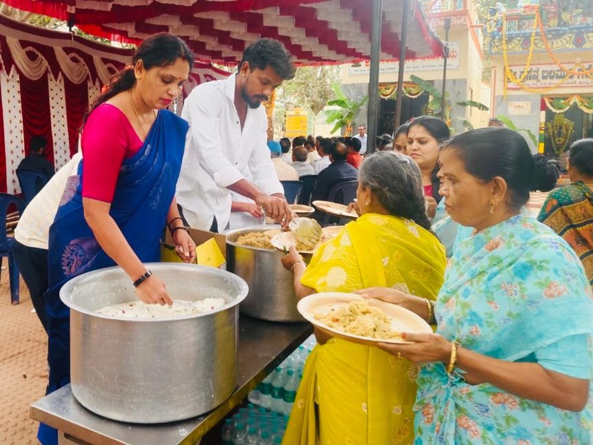 ಜಿಕೆಡಬ್ಲ್ಯೂ ಲೇಔಟಿನ ಶ್ರೀ ಬಲಮುರಿ ಗಣಪತಿ ದೇವಸ್ಥಾನದ ಕಾರ್ಯ ಕ್ರಮದಲ್ಲಿ ಪಾಲ್ಗೊಂಡು ದರ್ಶನ ಪಡೆದು ಅನ್ನದಾನಕ್ಕೆ ಚಾಲನೆ ನೀಡಿದ : ಗೀತಾ ಗಂಗಾಧರ್ ಜಿಕೆಡಬ್ಲ್ಯೂ ಲೇಔಟಿನ ಶ್ರೀ ಬಲಮುರಿ ಗಣಪತಿ ದೇವಸ್ಥಾನದ ಕಾರ್ಯ ಕ್ರಮದಲ್ಲಿ ಪಾಲ್ಗೊಂಡು ದರ್ಶನ ಪಡೆದು ಅನ್ನದಾನಕ್ಕೆ ಚಾಲನೆ ನೀಡಿದ : ಗೀತಾ ಗಂಗಾಧರ್