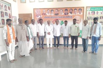 ಸಿಲಾರಕೋಟ ನಲ್ಲಿ ಅಂಬಿಗರ ಚೌಡಯ್ಯನವರ ಮೂರ್ತಿ ಪ್ರತಿಷ್ಠಾಪನೆಗೆ ಬಸವರಾಜ ಪಾಟೀಲರನ್ನು ಭೇಟಿಯಾದ ಮುಖಂಡರು.