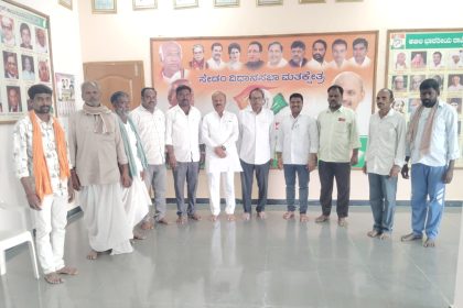 ಸಿಲಾರಕೋಟ ನಲ್ಲಿ ಅಂಬಿಗರ ಚೌಡಯ್ಯನವರ ಮೂರ್ತಿ ಪ್ರತಿಷ್ಠಾಪನೆಗೆ ಬಸವರಾಜ ಪಾಟೀಲರನ್ನು ಭೇಟಿಯಾದ ಮುಖಂಡರು.