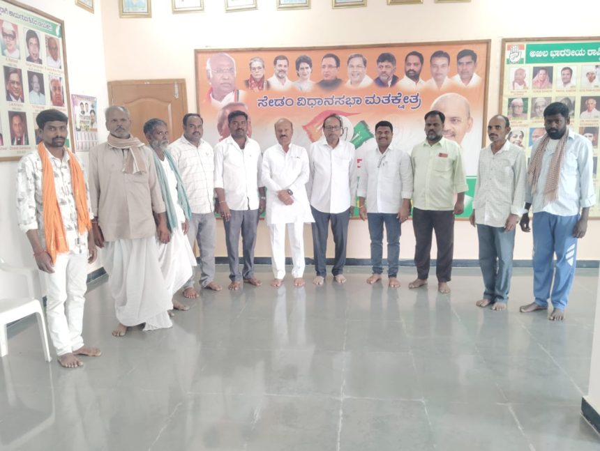 ಸಿಲಾರಕೋಟ ನಲ್ಲಿ ಅಂಬಿಗರ ಚೌಡಯ್ಯನವರ ಮೂರ್ತಿ ಪ್ರತಿಷ್ಠಾಪನೆಗೆ ಬಸವರಾಜ ಪಾಟೀಲರನ್ನು ಭೇಟಿಯಾದ ಮುಖಂಡರು.