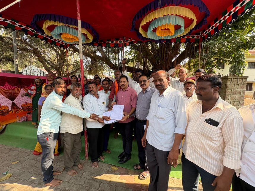 ಆಲಮಟ್ಟಿ: ಕರ್ನಾಟಕ ರಾಜ್ಯ ಅರಣ್ಯ ಇಲಾಖೆ ದಿನಗೂಲಿ ನೌಕರರ ಸಂಘ ಧರಣಿ.