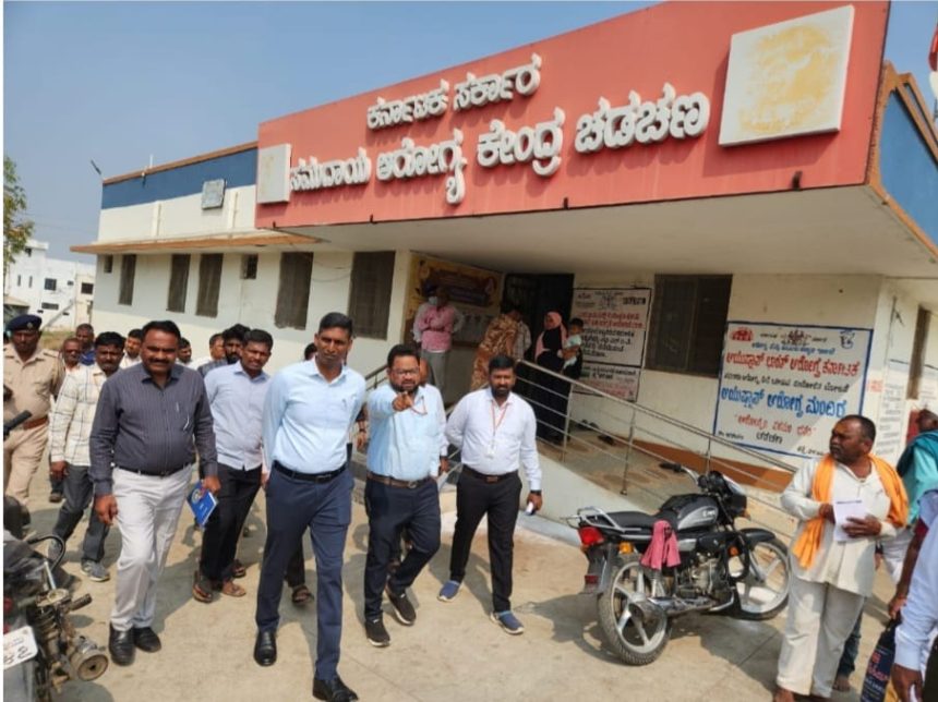 ಆರೋಗ್ಯ ಕೇಂದ್ರಕ್ಕೆ ದಿಢೀರ ಭೇಟಿ ನೀಡಿದ ಡಿಸಿ ಆರೋಗ್ಯ ಕೇಂದ್ರಕ್ಕೆ ದಿಢೀರ ಭೇಟಿ ನೀಡಿದ ಡಿಸಿ