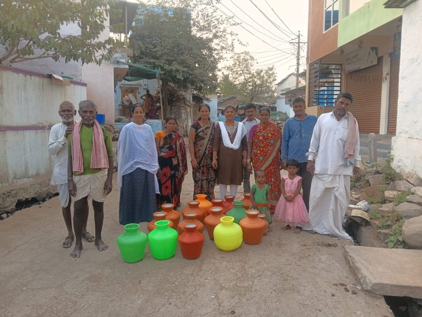 ನೀರಿಗಾಗಿ ಹೋರಾಟ ಅನಿವಾರ್ಯ: ಗರಾಜಕೋಟದಲ್ಲಿ ಪಂಚಾಯತ್ ವಿರುದ್ಧ ಸಿಡಿದ ಜನ ನೀರಿಗಾಗಿ ಹೋರಾಟ ಅನಿವಾರ್ಯ: ಗರಾಜಕೋಟದಲ್ಲಿ ಪಂಚಾಯತ್ ವಿರುದ್ಧ ಸಿಡಿದ ಜನ