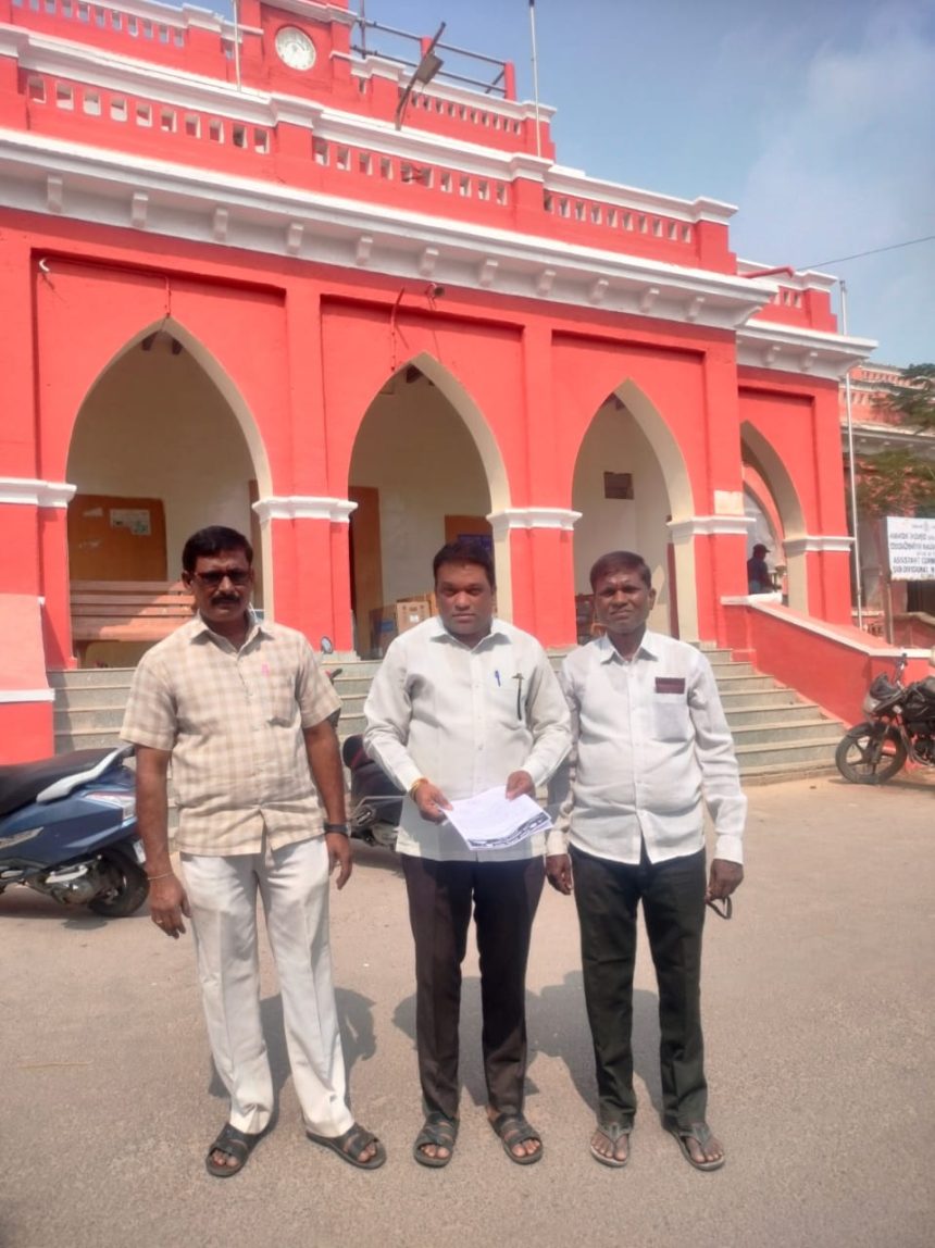 ರಾಯಚೂರು ನಗರದಲ್ಲಿ ಪಶುಗಳ ದಾಳಿಗೆ ಬೇಸತ್ತು ಜೀವ ಭಯದಿಂದ ತಿರಗಾಡುವ ಶಾಲಾ ಮಕ್ಕಳು ಮತ್ತು ಪೋಷಕರು ರಾಯಚೂರು ನಗರದಲ್ಲಿ ಪಶುಗಳ ದಾಳಿಗೆ ಬೇಸತ್ತು ಜೀವ ಭಯದಿಂದ ತಿರಗಾಡುವ ಶಾಲಾ ಮಕ್ಕಳು ಮತ್ತು ಪೋಷಕರು