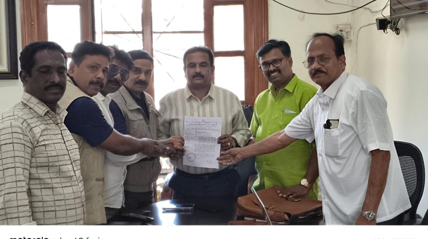 ಗ್ರಾಮೀಣ ಪತ್ರಕರ್ತರಿಗೆ ಸರಕಾರಿ ಸೌಲತ್ತು ನೀಡುವಂತೆ ಮನವಿ ಗ್ರಾಮೀಣ ಪತ್ರಕರ್ತರಿಗೆ ಸರಕಾರಿ ಸೌಲತ್ತು ನೀಡುವಂತೆ ಮನವಿ