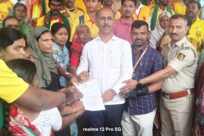 ಗ್ರಾಮದಲ್ಲಿ ಶೇರೆ ಬೀರು ಬೇಡ-ಶಿಕ್ಷಣ ಬೇಕು ಅಧಿಕಾರಿಗಳಿಗೆ ಮಹಿಳೆಯರ ದೂರು