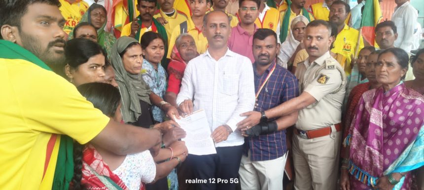 ಗ್ರಾಮದಲ್ಲಿ ಶೇರೆ ಬೀರು ಬೇಡ-ಶಿಕ್ಷಣ ಬೇಕು ಅಧಿಕಾರಿಗಳಿಗೆ ಮಹಿಳೆಯರ ದೂರು ಗ್ರಾಮದಲ್ಲಿ ಶೇರೆ ಬೀರು ಬೇಡ-ಶಿಕ್ಷಣ ಬೇಕು ಅಧಿಕಾರಿಗಳಿಗೆ ಮಹಿಳೆಯರ ದೂರು