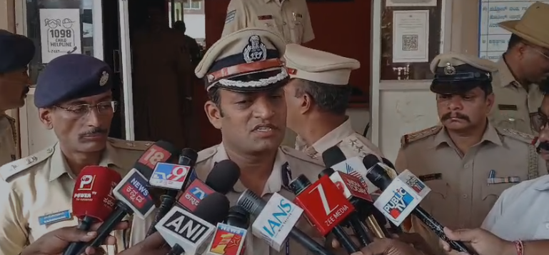 ಪೊಲೀಸರ ಮೇಲೆ ಆರೋಪ ಹೊರಿಸಲು ತಾನೆ ಬಟ್ಟೆ ಬಿಚ್ಚಿಕೊಂಡು ರಂಪಾಟ ಮಾಡಿದ ಬಿಜೆಪಿ ಕಾರ್ಯಕರ್ತೆ