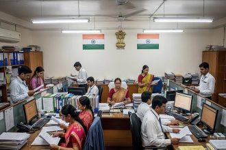 ರಾಜ್ಯ ಸರ್ಕಾರಿ ನೌಕರರಿಗೆ ಖಾದಿ ಬಟ್ಟೆ ಧರಿಸುವುದು ಕಡ್ಡಾಯ