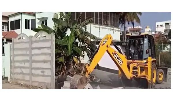 ನಟ ಯಶ್ ಗೆ ಭೂ ಒತ್ತುವರಿ ತೆರವು ಶಾಕ್ : ಅಕ್ರಮವಾಗಿ ನಿರ್ಮಾಣ ಮಾಡಿದ ಕಾಂಪೌಂಡ್ ತೆರವು 