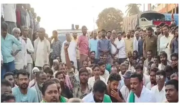 ಬೈಲಹೊಂಗಲ ಸಕ್ಕರೆ ಕಾರ್ಖಾನೆಯಲ್ಲಿ ಬಾಯ್ಲರ್ ಸ್ಫೋಟ ಕೇಸ್ : ಕುಟುಂಬಸ್ಥರ ಪ್ರತಿಭಟನೆ ಬೈಲಹೊಂಗಲ ಸಕ್ಕರೆ ಕಾರ್ಖಾನೆಯಲ್ಲಿ ಬಾಯ್ಲರ್ ಸ್ಫೋಟ ಕೇಸ್ : ಕುಟುಂಬಸ್ಥರ ಪ್ರತಿಭಟನೆ