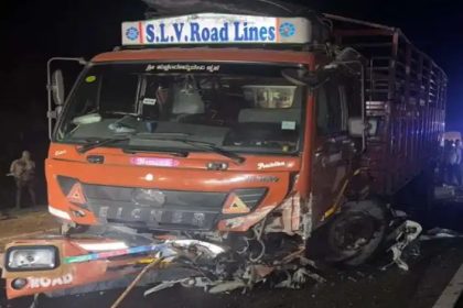 ಲಾರಿ ಕಾರು ಮುಖಾಮುಖಿ ಡಿಕ್ಕಿ : ಕಾರಿನಲ್ಲಿದ್ದ ನಾಲ್ವರು ಸ್ಥಳದಲ್ಲೇ ಸಾವು