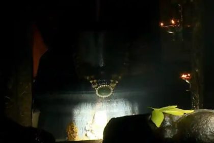 ಗವಿಗಂಗಾಧರೇಶ್ವರ ಸ್ವಾಮಿಗೆ ನಮಸ್ಕರಿಸಿದ ಸೂರ್ಯದೇವ