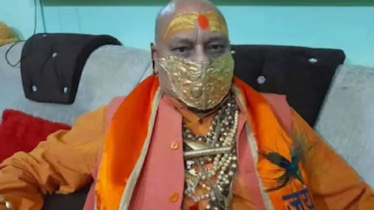 5 ಕೋಟಿ ರೂ. ಚಿನ್ನದ ಮಾಸ್ಕ್ ಧರಿಸಿದ ಸ್ವಾಮೀಜಿ : ಮಾಘ ಮೇಳದಲ್ಲಿ ಹೈಲೈಟ್