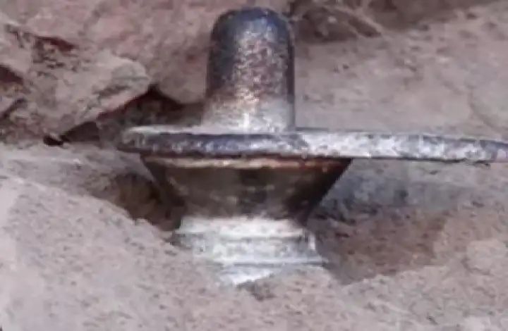 ಲಕ್ಕುಂಡಿಯಲ್ಲಿ 3ನೇ ದಿನ ಉತ್ಖನನ ವೇಳೆ ಶಿವಲಿಂಗ ಪತ್ತೆ: ದೇವಸ್ಥಾನ ಸುತ್ತ ಸರ್ಪ ಓಡಾಟ