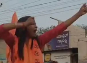 ದರ್ಗಾದ ಕಡೆಗೆ ಬಾಣ ಬಿಟ್ಟಂತೆ ಸನ್ನೆ : ಹಿಂದೂ ನಾಯಕಿ ಸೇರಿ ಹಲವರ ವಿರುದ್ಧ ಎಫ್‌ಐಆರ್