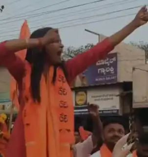 ದರ್ಗಾದ ಕಡೆಗೆ ಬಾಣ ಬಿಟ್ಟಂತೆ ಸನ್ನೆ : ಹಿಂದೂ ನಾಯಕಿ ಸೇರಿ ಹಲವರ ವಿರುದ್ಧ ಎಫ್‌ಐಆರ್