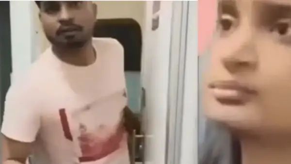 ಓಯೋ ರೂಮಿನಂತೆ 2 ಗಂಟೆ ರೈಲಿನ ಶೌಚಾಲಯದಲ್ಲಿದ ಜೋಡಿ : ಪ್ರಯಾಣಿಕರ ತರಾಟೆ