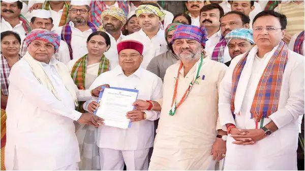 ಮನರೇಗಾ ಯೋಜನೆ ಮರುಸ್ಥಾಪಿಸುವಂತೆ ಒತ್ತಾಯಿಸಿ ರಾಜ್ಯಪಾಲರಿಗೆ ಮನವಿ ಸಲ್ಲಿಕೆ ಮನರೇಗಾ ಯೋಜನೆ ಮರುಸ್ಥಾಪಿಸುವಂತೆ ಒತ್ತಾಯಿಸಿ ರಾಜ್ಯಪಾಲರಿಗೆ ಮನವಿ ಸಲ್ಲಿಕೆ