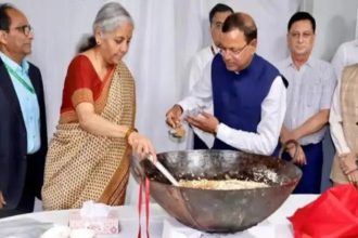 ಕೇಂದ್ರ ಬಜೆಟ್ ಗೆ ಅಂತಿಮ ಸಿದ್ಧತೆ : ಸಾಂಪ್ರದಾಯಿಕ ಹಲ್ವಾ ಕಾರ್ಯಕ್ರಮದಲ್ಲಿ ಸೀತಾರಾಮನ್ ಭಾಗಿ