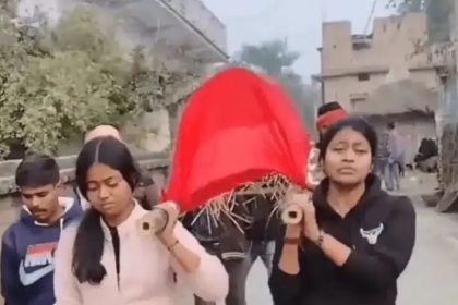 ಅಂತಿಮಯಾತ್ರೆಗೆ ಬಾರದ ಸಂಬಂಧಿಕರು : ತಾಯಿ ಶವ ಹೊತ್ತು ಸಾಗಿದ ಪುತ್ರಿಯರು