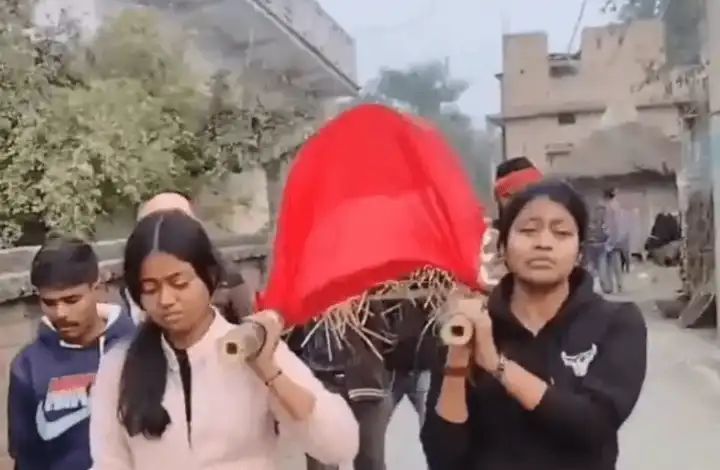 ಅಂತಿಮಯಾತ್ರೆಗೆ ಬಾರದ ಸಂಬಂಧಿಕರು : ತಾಯಿ ಶವ ಹೊತ್ತು ಸಾಗಿದ ಪುತ್ರಿಯರು