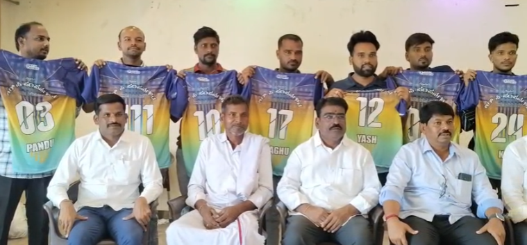 ಆರ್.ಸಿ.ಪಂಪನಗೌಡರಿಂದ ಕ್ರಿಕೆಟ್ ತಂಡದ ಆಟಗಾರರಿಗೆ ಸಮವಸ್ತ್ರ ವಿತರಣೆ ಆರ್.ಸಿ.ಪಂಪನಗೌಡರಿಂದ ಕ್ರಿಕೆಟ್ ತಂಡದ ಆಟಗಾರರಿಗೆ ಸಮವಸ್ತ್ರ ವಿತರಣೆ