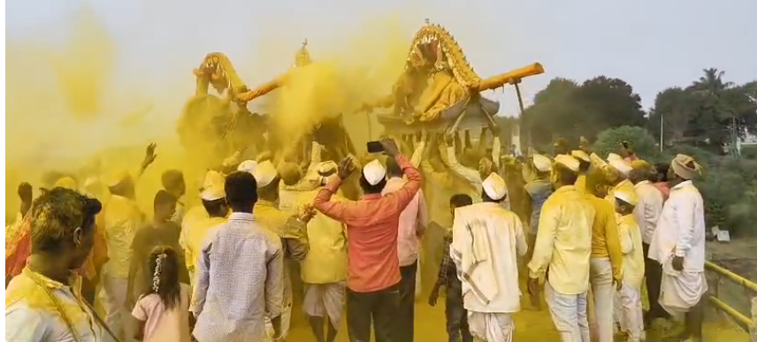 ಬೇಡಕಿಹಾಳದಲ್ಲಿ ಡೊಳ್ಳುವಾದ್ಯದೊಂದಿಗೆ ಬಂಗಾರದ ಒಡೆಯ ವಿಠ್ಠಲ ಬೀರದೇವರ ವಿಶಾಳಿಜಾತ್ರೆ ಸಂಪನ್ನ