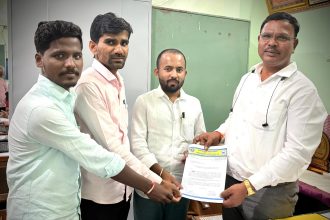 ಸರಕಾರಿ ಶಿಕ್ಷಕರು ರಾಜಕೀಯ ಕಾರ್ಯಕ್ರಮಗಳಲ್ಲಿ ಭಾಗವಹಿಸಿ ಸಾಮಾಜಿಕ ಜಾಲತಾಣಗಳಲ್ಲಿ ರಾಜಕೀಯ ವ್ಯಕ್ತಿಗಳ ಪರ ಸ್ಟೇಟಸ್ ಹಾಕುತ್ತಿರುವ ವಿರುದ್ಧ ಕ್ರಮಕ್ಕೆ ಆಗ್ರಹ