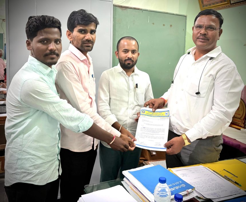 ಸರಕಾರಿ ಶಿಕ್ಷಕರು ರಾಜಕೀಯ ಕಾರ್ಯಕ್ರಮಗಳಲ್ಲಿ ಭಾಗವಹಿಸಿ ಸಾಮಾಜಿಕ ಜಾಲತಾಣಗಳಲ್ಲಿ ರಾಜಕೀಯ ವ್ಯಕ್ತಿಗಳ ಪರ ಸ್ಟೇಟಸ್ ಹಾಕುತ್ತಿರುವ ವಿರುದ್ಧ ಕ್ರಮಕ್ಕೆ ಆಗ್ರಹ