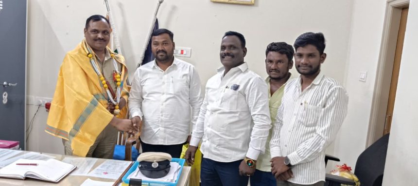 ಮುಧೋಳ ಪೊಲೀಸ್ ಠಾಣೆ ನೂತನ ಸಿಪಿಐ ಅವರಿಗೆ ಸನ್ಮಾನ. ಮುಧೋಳ ಪೊಲೀಸ್ ಠಾಣೆ ನೂತನ ಸಿಪಿಐ ಅವರಿಗೆ ಸನ್ಮಾನ.