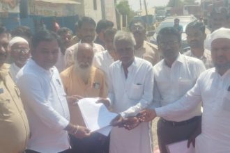 ಹೂಡಾ. ಬಿ ಗ್ರಾಮದಲ್ಲಿ ರಸ್ತೆ ತಡೆದು ರೈತರಿಂದ ಪ್ರತಿಭಟನೆ.