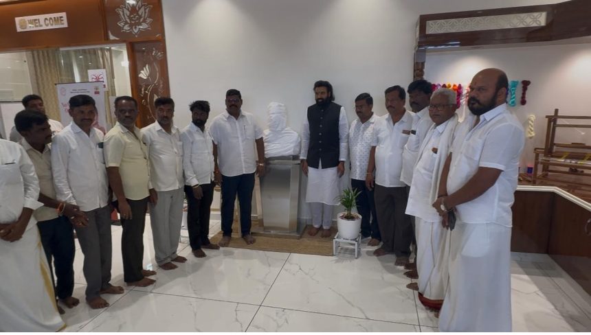 ರಾಜ್ಯದಲ್ಲಿ ಕುರ್ಚಿ ಕಿತ್ತಾಟದಿಂದ ಆಡಳಿತ ಯಂತ್ರ ಸಂಪೂರ್ಣವಾಗಿ ಕುಸಿದು ಹೋಗಿದೆ : ಮಾಜಿ ಸಚಿವ ಶ್ರೀರಾಮುಲು ರಾಜ್ಯದಲ್ಲಿ ಕುರ್ಚಿ ಕಿತ್ತಾಟದಿಂದ ಆಡಳಿತ ಯಂತ್ರ ಸಂಪೂರ್ಣವಾಗಿ ಕುಸಿದು ಹೋಗಿದೆ : ಮಾಜಿ ಸಚಿವ ಶ್ರೀರಾಮುಲು