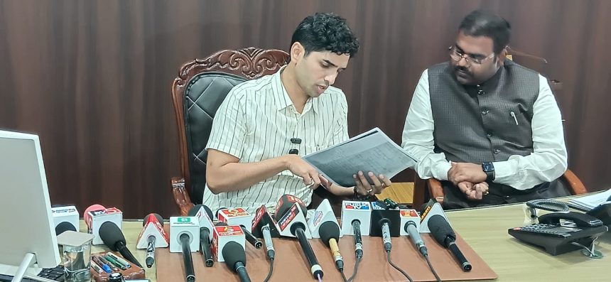 ಕನ್ನಡ ಸಂಘಟನೆಗಳ ಹೋರಾಟಕ್ಕೆ ಮಣಿದ ಜಿಲ್ಲಾಡಳಿತ: ತುರ್ತು ಪತ್ರಿಕಾಗೋಷ್ಠಿ ನಡೆಸಿದ ಡಿಸಿ