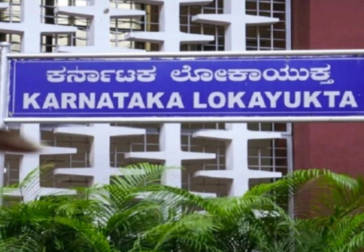 5 ಸಾವಿರ ಲಂಚ ಪಡೆಯುವಾಗಲೇ ರೆಡ್ ಹ್ಯಾಂಡ್ ಆಗಿ ಸಿಕ್ಕಿ ಬಿದ್ದ PDO ಅಧಿಕಾರಿ 5 ಸಾವಿರ ಲಂಚ ಪಡೆಯುವಾಗಲೇ ರೆಡ್ ಹ್ಯಾಂಡ್ ಆಗಿ ಸಿಕ್ಕಿ ಬಿದ್ದ PDO ಅಧಿಕಾರಿ